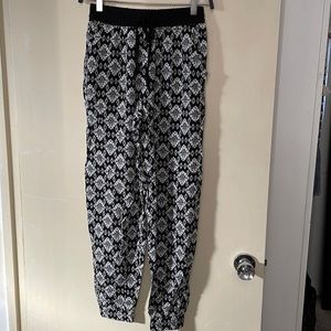 Black and White Diamond Print Mid Rise Joggers with Elastic Waist and Pockets